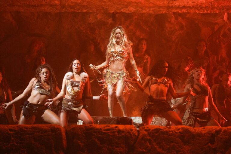 Karol G anuncia nueva gira tras hacer historia en Coachella