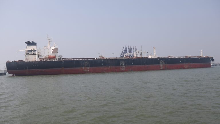 Irán abre el estrecho de Ormuz para tránsito de buques con ayuda humanitaria y productos esenciales