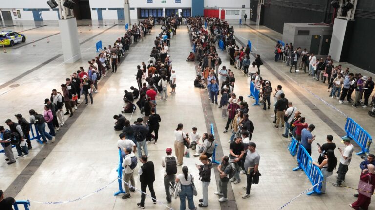 España: Caos y largas filas marcan el primer día del proceso de regularización de migrantes