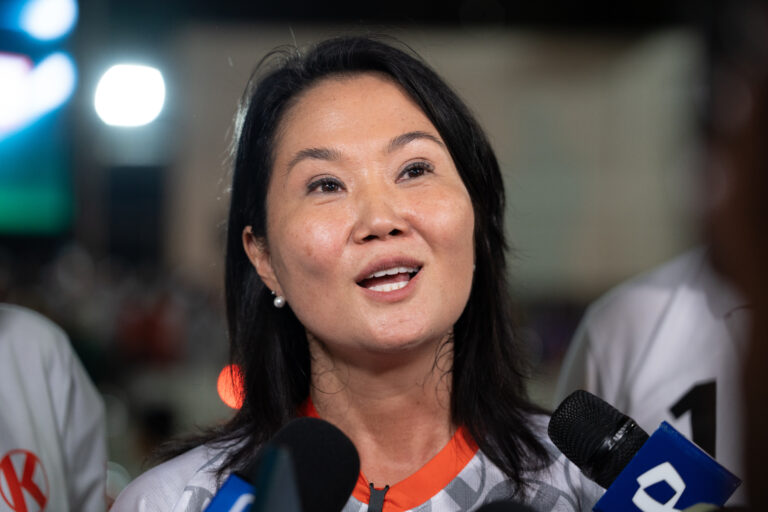 Keiko Fujimori se impone en sondeos iniciales y perfila su paso a segunda vuelta en Perú