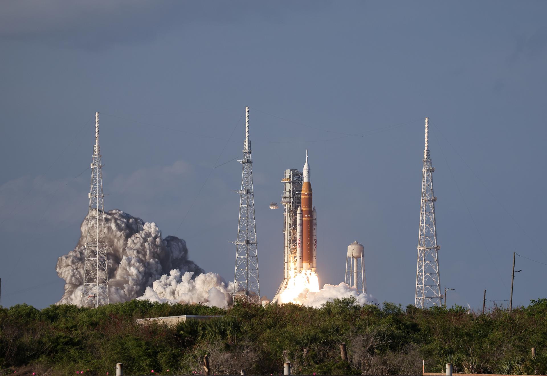 Despegue del cohete que lleva la misión Artemis II a la Luna. EFE/EPA/CRISTOBAL HERRERA-ULASHKEVICH