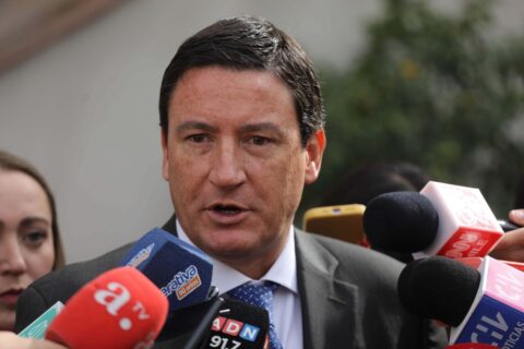 ¿Fuego amigo? Squella carga contra Pavez y lo emplaza a pedir perdón al exsubsecretario Rodríguez en chat interno