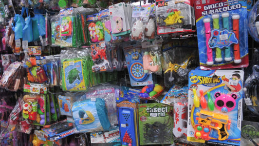 Condenan a mall chino a millonaria multa: Vendía productos sin sello SEC y con rotulado en idioma distinto al castellano