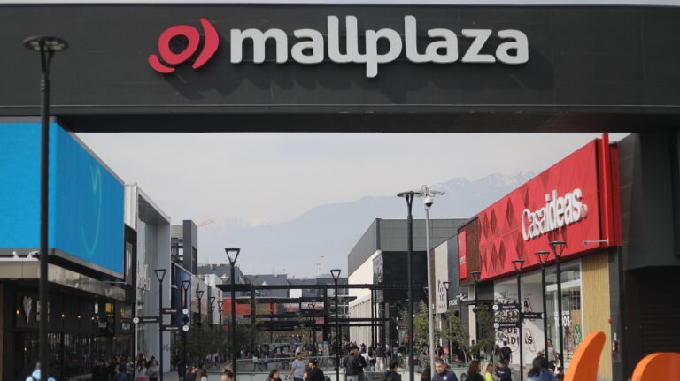Tribunal admite querella contra influencers tras incidentes por lanzamiento de $700 mil en Mall Plaza Vespucio