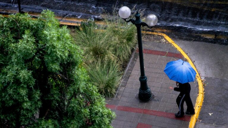 Meteorología emite aviso por probables tormentas eléctricas en sector cordillerano de la Región Metropolitana
