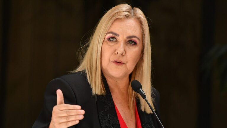 Pamela Jiles arremete contra el gobierno y alerta que “podría caer en un golpe blando”: “Hay una falta de respeto a la soberanía popular”