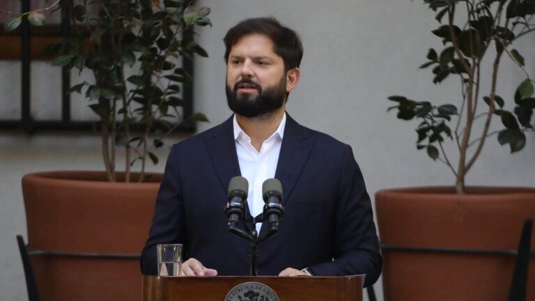 Expresidente Boric llegó a España para ser parte del encuentro 