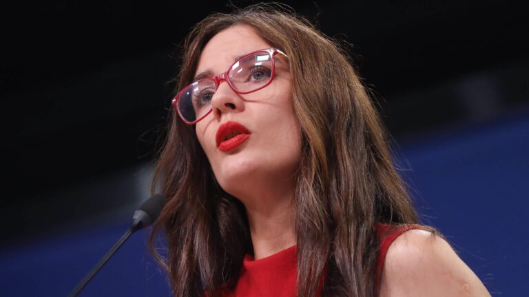 Camila Vallejo participará en su primer evento internacional tras dejar La Moneda: Expondrá en Barcelona sobre democracia digital y desinformación