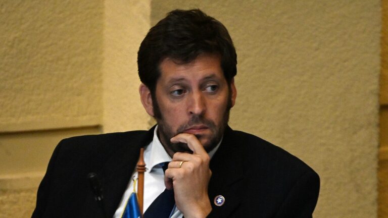 Diputado Irarrázaval denunció ante Contraloría viaje de Simón Boric financiado por empresa china: Apuntó a 