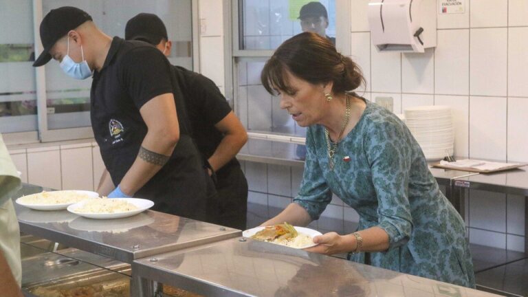Contraloría da plazo de 10 días al Gobierno para responder por almuerzos que sirvió Pía Adriasola en La Moneda