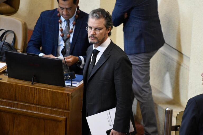 Diputado Contreras arremete contra el PDG luego que lo expulsaran de la bancada: 