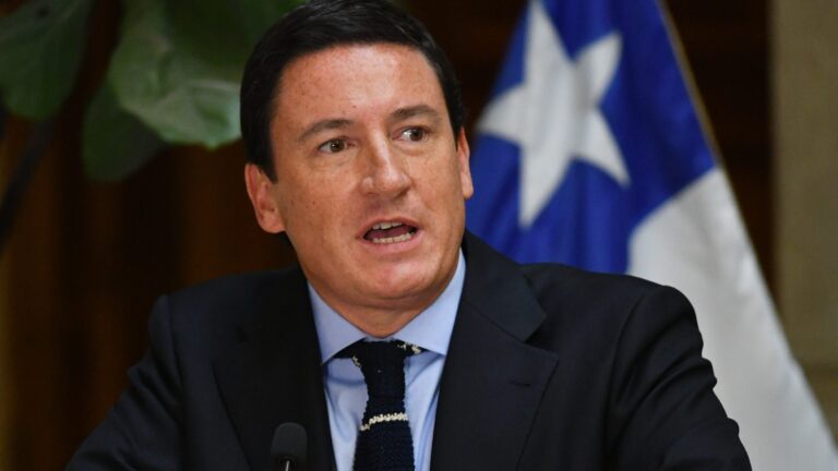 Squella duda de la versión del rector de la UACh tras agresión a ministra de Ciencia y apunta a su 