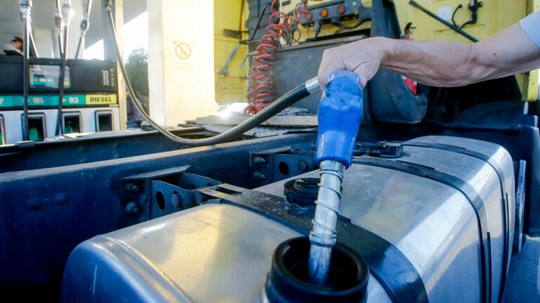 ENAP confirma nueva alza en combustibles: Bencina sube más de $20 por litro