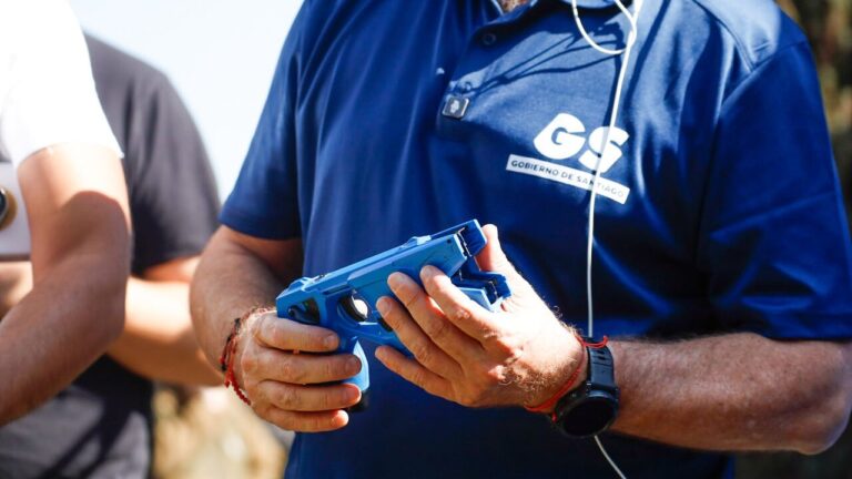 Gobernación Metropolitana asignará 60 pistolas taser a Carabineros: Plan piloto contempla inversión de $250 millones