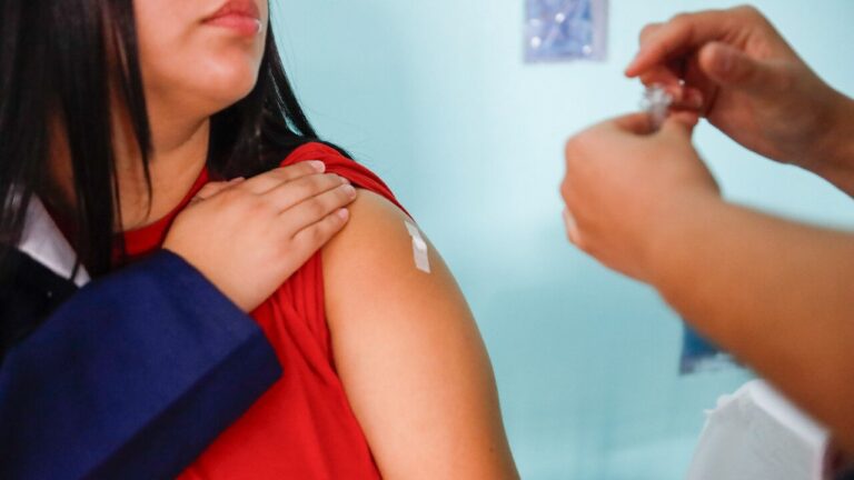 Ministerio de Salud llama a grupos con menor cobertura a vacunarse contra la influenza: Hay más de 1.800 puntos disponibles