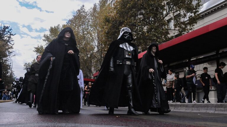 Fanáticos de Star Wars desfilaron por el centro de Santiago en el Desfile de las Galaxias 2026 con un fin solidario