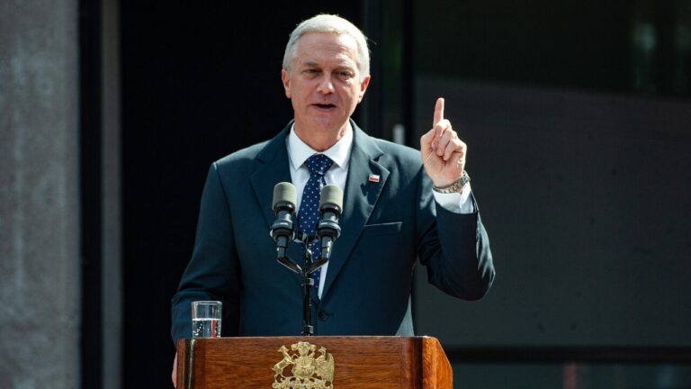 Presidente Kast respalda a ministro Quiroz tras críticas: 
