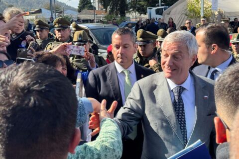 Presidente Kast dialogó con manifestante con megáfono en Temuco: Descartó recortes en salud y promete resguardar a funcionarios