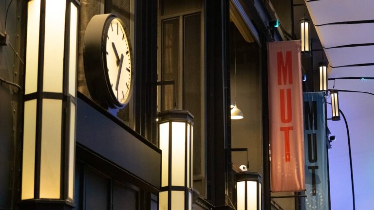 Ataque con machetes en el MUT de Las Condes: Tres guardias heridos y un menor detenido