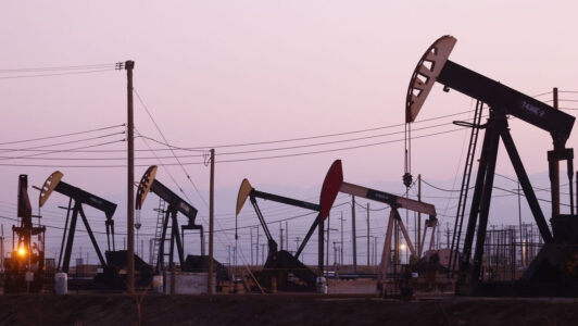 Petróleo retoma alza y el barril vuelve a ubicarse por sobre los US$ 100 tras ataques en el estrecho de Ormuz