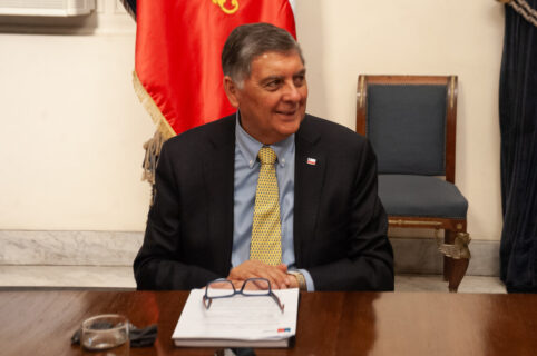 “Nadie ha reclamado”: Ministro Alvarado defiende recortes y emplaza a oposición a que muestren a 