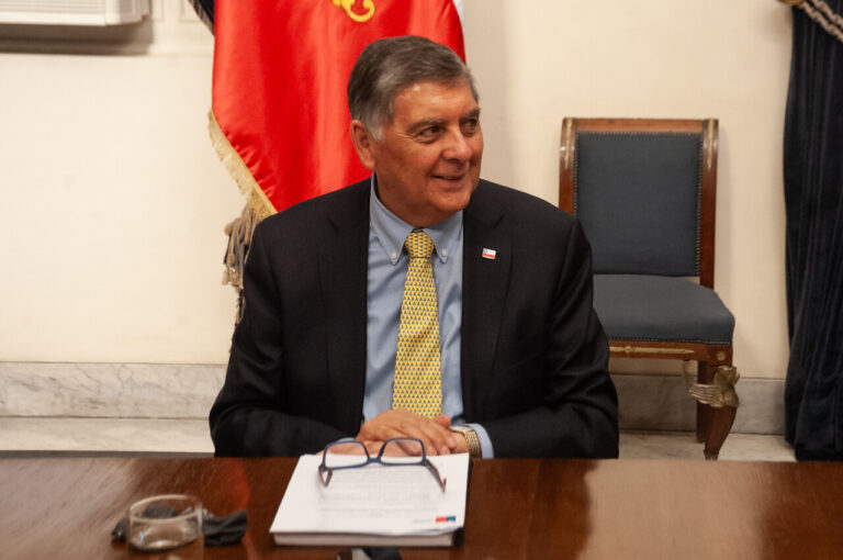 “Nadie ha reclamado”: Ministro Alvarado defiende recortes y emplaza a oposición a que muestren a 