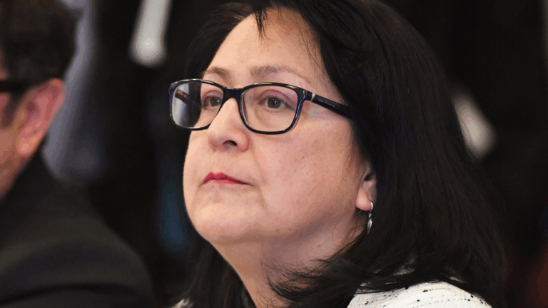 Contraloría defiende millar de viáticos y alto número de licencias médicas: Acusa mezcla “tendenciosa” de información