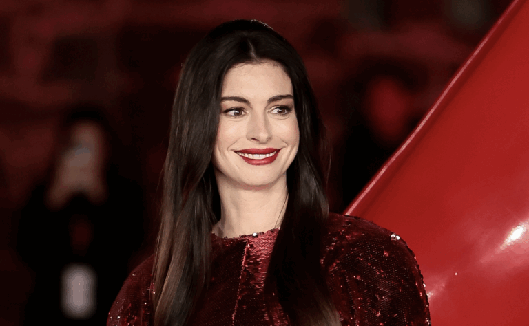 Anne Hathaway y su sorpresivo conocimiento sobre Chile: “Sé cuánto se vulneró la libertad de expresión y el costo que tuvo”