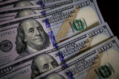 Dólar sigue a la baja y cierra cerca de los $885 tras optimismo por fin al conflicto en Medio Oriente