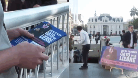 Frente Amplio realiza volanteo en la Plaza de Armas por proyecto de reconstrucción del Gobierno