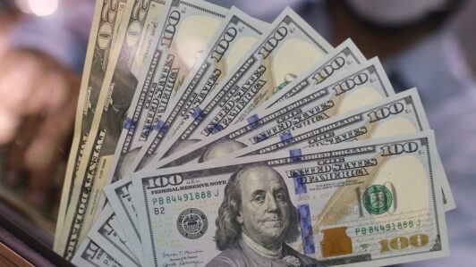 Dólar retrocede $13 y se ubica cerca de los $890 ante optimismo por acuerdo de paz entre Estados Unidos e Irán