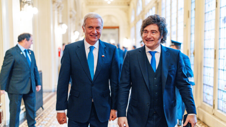 En gira por Argentina: Kast anuncia expulsión de inmigrantes irregulares 