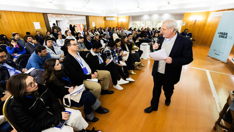 U. de Chile y U. Católica impulsan 100 becas para la formación de líderes locales: ¿Cómo funciona el programa?