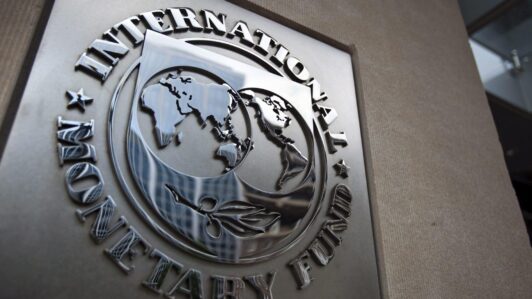 FMI por recorte fiscal: “Se requerirán esfuerzos de consolidación fiscal adicionales para alcanzar las metas de déficit y deuda”
