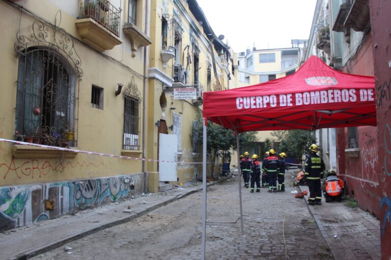 Bomberos confirma hallazgo de cuerpo en casona incendiada en Santiago el pasado 6 de abril