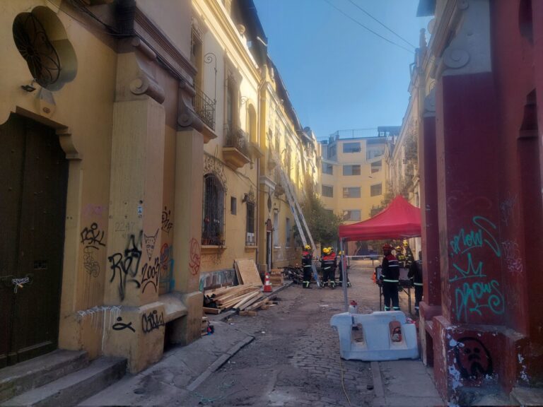 Hallan segundo cuerpo en casona colapsada tras incendio en centro de Santiago