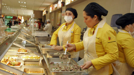 INE: Tasa de desocupación de mujeres alcanza el 10% y un 28% tiene un trabajo informal