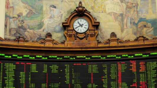IPSA pierde los 10.700 puntos, mientras Wall Street cierra con el S&P 500 y NASDAQ en máximos ante una posible desescalada en Medio Oriente