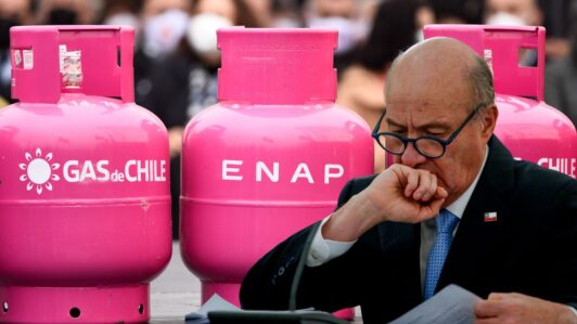 Gobierno solicita a Enap distribuir el 70% de sus utilidades al gobierno central tras aumento de un 108% en 2025