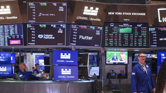 Wall Street cierra mixto con las vistas en el acuerdo entre Estados Unidos e Irán y la próxima reunión de la Reserva Federal