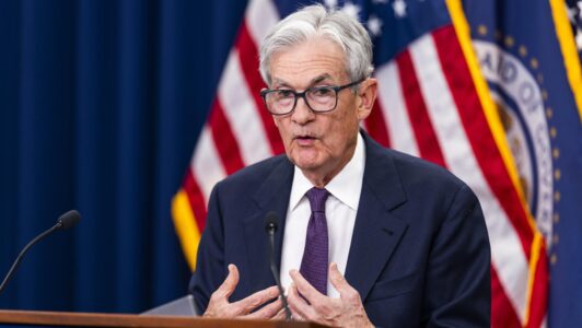Reserva Federal de Estados Unidos mantiene tasas de interés entre 3,5% y 3,75% en la última reunión de Powell como presidente