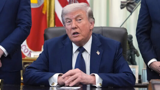 Trump aplaude la salida de Emiratos de la OPEP y la vincula con un posible alivio en los precios del crudo