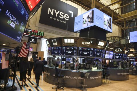 Dow Jones, S&P 500 y NASDAQ cierran mayo con récords históricos mientras el petróleo retrocede con fuerza por expectativas de acuerdo en Medio Oriente