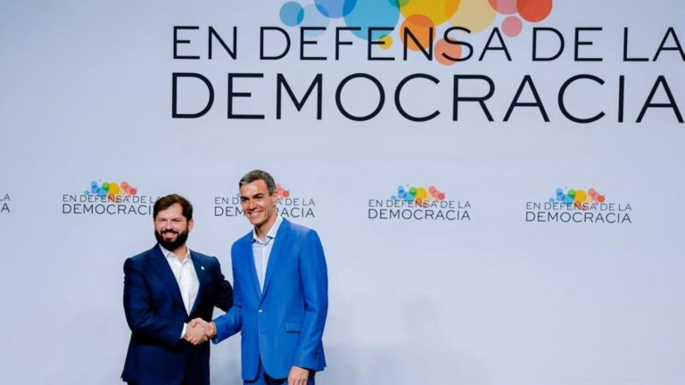 Cumbre en Defensa de la Democracia: Boric expresa preocupación por el auge de “proyectos autoritarios” y hace guiño a la candidatura de Bachelet a la ONU