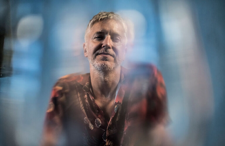 Martín Buscaglia vuelve a Chile con dos conciertos íntimos en Santiago y Valparaíso