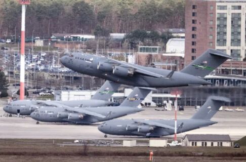Trump amenaza con retirar tropas de Alemania tras el choque verbal con Merz por la guerra en Irán