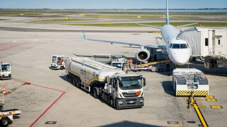 Europa podría enfrentar escasez de combustible para aviones en tres semanas, dice un organismo del sector