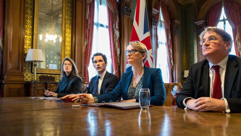 Conflicto en Medio Oriente: Reino Unido se reúne con más de 40 países para evaluar la situación en el estrecho de Ormuz