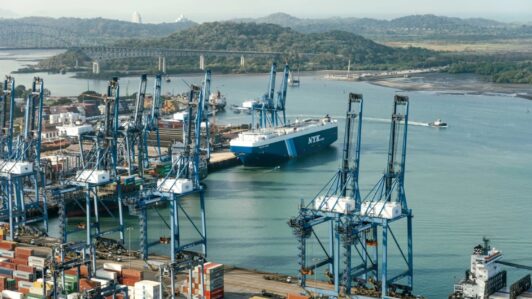 El canal de Panamá, entre dos extremos: Se reaviva la tensión con China y, a la vez, su tráfico empieza a acumularse
