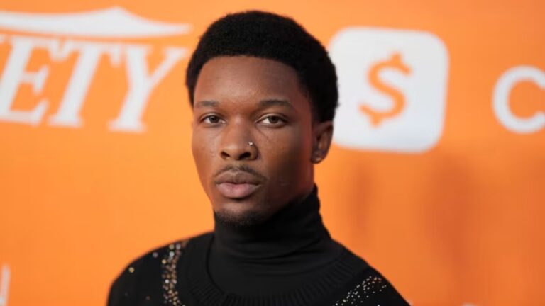 Cantante D4vd se declara no culpable en caso por muerte de menor de 14 años